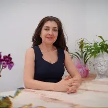 Uzm. Dr. Serpil Uysal — Dermatoloji, İstanbul. Portre fotoğrafı.