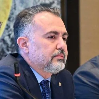 Prof. Dr. Sinan Öksüz — Plastik Rekonstrüktif Ve Estetik Cerrahi, İstanbul. Portre fotoğrafı.