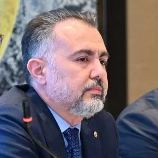 Prof. Dr. Sinan Öksüz — Plastik Rekonstrüktif Ve Estetik Cerrahi, İstanbul. Portre fotoğrafı.