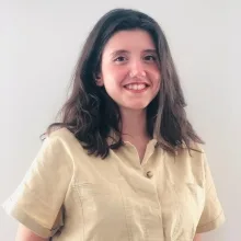 Dkt. İrem Kalyoncu — Dil ve Konuşma Terapisi, İstanbul. Portre fotoğrafı.