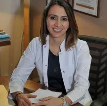 Op. Dr. Asu Deniz Burhanoğlu — Plastik Rekonstrüktif Ve Estetik Cerrahi, Beşiktaş, İstanbul. Portre fotoğrafı.