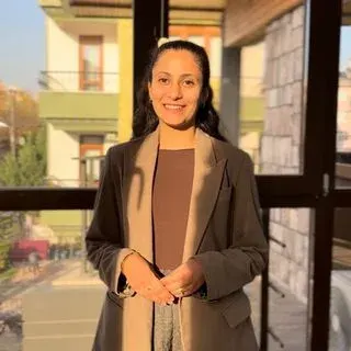 Dkt. İrem Buket Acar — Dil ve Konuşma Terapisi, Konya. Portre fotoğrafı.