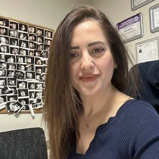 Op. Dr. Yasemin Albak — Kadın Hastalıkları Ve Doğum, Gaziantep. Portre fotoğrafı.