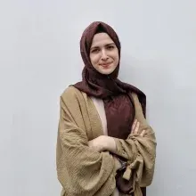 Uzm. Dkt. Ayşe Serra Kapusızoğlu — Dil ve Konuşma Terapisi, İstanbul. Portre fotoğrafı.