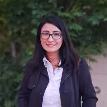 Psk. Dr. Melike Tetik Oktay — Psikoloji, İzmir. Portre fotoğrafı.