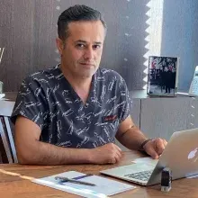 Prof. Dr. Ethem Şahin — Kulak Burun Boğaz, İstanbul. Portre fotoğrafı.