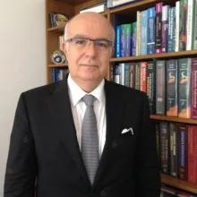 Prof. Dr. Umur Kuyumcuoğlu — Kadın Hastalıkları Ve Doğum, İstanbul. Portre fotoğrafı.