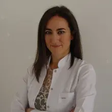 Uzm. Dr. Öykü Maraşoğlu Çelen — Dermatoloji, İstanbul. Portre fotoğrafı.