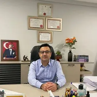 Doç. Dr. Yusuf Bozkuş — Endokrinoloji Ve Metabolizma Hastalıkları, Antalya. Portre fotoğrafı.