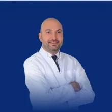 Uzm. Dr. Burak Can — İç Hastalıkları. Portre fotoğrafı.