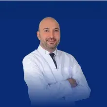 Uzm. Dr. Burak Can — İç Hastalıkları. Portre fotoğrafı.