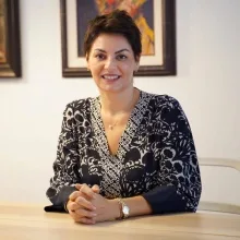 Uzm. Dr. Güneş Terzi — İzmir. Portre fotoğrafı.