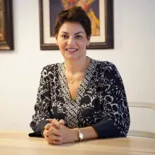 Uzm. Dr. Güneş Terzi — İzmir. Portre fotoğrafı.