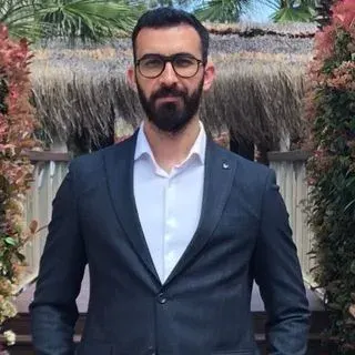Uzm. Dr. Enes Elmalı — Psikiyatri, Muğla. Portre fotoğrafı.