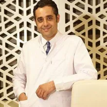 Doç. Dr. Erdem Güven — Plastik Rekonstrüktif Ve Estetik Cerrahi, İstanbul. Portre fotoğrafı.