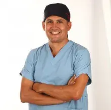 Op. Dr. Önder Akdeniz — Kulak Burun Boğaz, Bursa. Portre fotoğrafı.