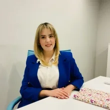 Uzm. Psk. Cansu İşbilir — Psikoloji, Adana. Portre fotoğrafı.