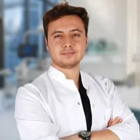 Dt. Furkan Kaçal — Diş Hekimi, Sarıyer, İstanbul. Portre fotoğrafı.