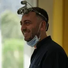 Dr. Dt. Erhan Demir — İstanbul. Portre fotoğrafı.