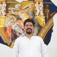 Dr. Öğr. Üyesi Melih Ülgey — Protetik Diş Tedavisi, İzmir. Portre fotoğrafı.