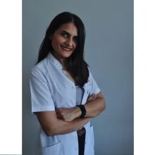 Dt. Nutie Özgür Hacıoğlu — Diş Hekimi, Bursa. Portre fotoğrafı.