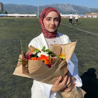 Psk. Dan. Kübra İşler — Psikolojik Danışma ve Rehberlik. Portre fotoğrafı.