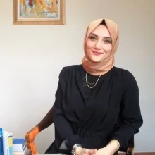 Psk. Beyza Vardarbaşı Sari — Psikoloji, İstanbul. Portre fotoğrafı.