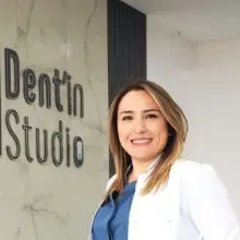 Dt. Feyza Eruyar — Diş Hekimi, Konya. Portre fotoğrafı.