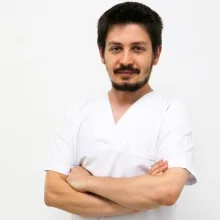 Dt. İlhan Altınsoy — Diş Hekimi, Konyaaltı, Antalya. Portre fotoğrafı.