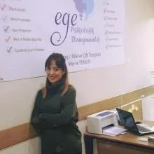 Psk. Merve Temur — Psikoloji, Çekmeköy, İstanbul. Portre fotoğrafı.