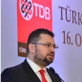 Dt. Mehmet Ağaoğlu — Diş Hekimi, Kahramanmaraş. Portre fotoğrafı.