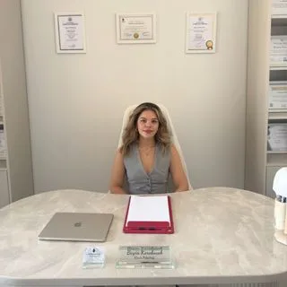 Kl. Psk. Büşra Karabacak — Psikoloji, Denizli. Portre fotoğrafı.
