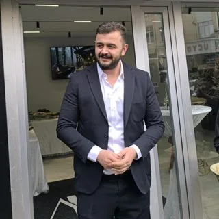 Dt. Akın Türköz — Diş Hekimi, Sivas. Portre fotoğrafı.