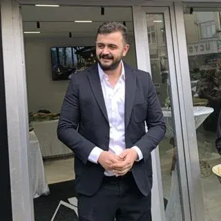Dt. Akın Türköz — Diş Hekimi, Sivas. Portre fotoğrafı.