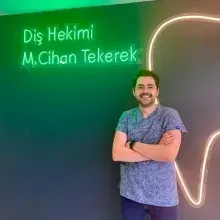 Dt. M. Cihan Tekerek — Diş Hekimi, Sakarya. Portre fotoğrafı.