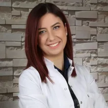 Dt. Selva Nur Karapınar — Diş Hekimi, Kayseri. Portre fotoğrafı.