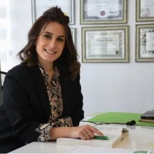 Dyt. Simge Ozan Arslan — Diyetisyen, İzmir. Portre fotoğrafı.