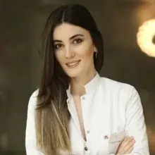 Dt. Burcu Naz Bolat — Diş Hekimi, İstanbul. Portre fotoğrafı.