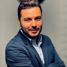 Uzm. Dr. Cenk Varlık — Psikiyatri, İstanbul. Portre fotoğrafı.
