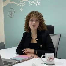 Psk. Esra Melisa Uludağ — Psikoloji, Kocaeli. Portre fotoğrafı.