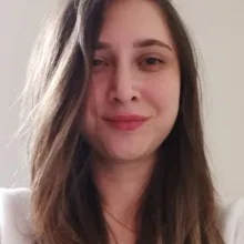 Fzt. Damla Yaz — Fizyoterapi Ve Rehabilitasyon. Portre fotoğrafı.