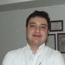 Dt. Adem Erhan Keresteci — Diş Hekimi, Gaziantep. Portre fotoğrafı.