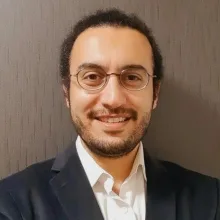 Uzm. Dr. Önder Küçük — Çocuk ve Ergen Psikiyatrisi, Karşıyaka, İzmir. Portre fotoğrafı.