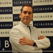 Op. Dr. Emre Sübay — Göz Hastalıkları, İstanbul. Portre fotoğrafı.