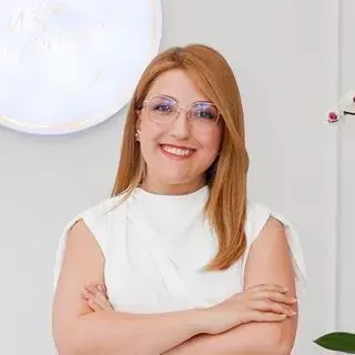 Uzm. Dt. Feyza Bozkurt Koçak — Mersin. Portre fotoğrafı.