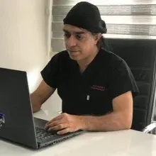 Uzm. Dr. Mehmet Mustafa Kıyar — Plastik Rekonstrüktif Ve Estetik Cerrahi, İstanbul. Portre fotoğrafı.