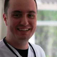 Dr. Dt. Berk Erol — Ağız Diş Ve Çene Cerrahisi, İzmir. Portre fotoğrafı.