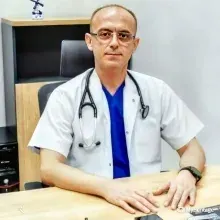 Uzm. Dr. Eşref Tunçer — Kardiyoloji, İzmir. Portre fotoğrafı.