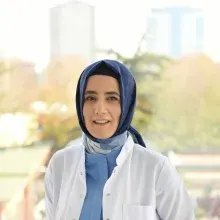 Dr. Dt. Ayşe Derya Bayat — Çocuk Diş Hekimliği (Pedodonti), Kayseri. Portre fotoğrafı.