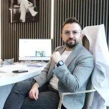Doç. Dr. Eymen Gazel — Üroloji, İstanbul. Portre fotoğrafı.